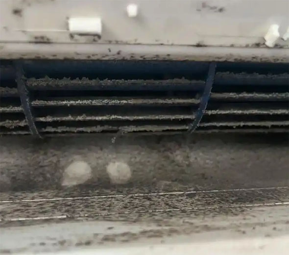 巴彦淖尔市空调吹的风有股烧焦味是怎么回事